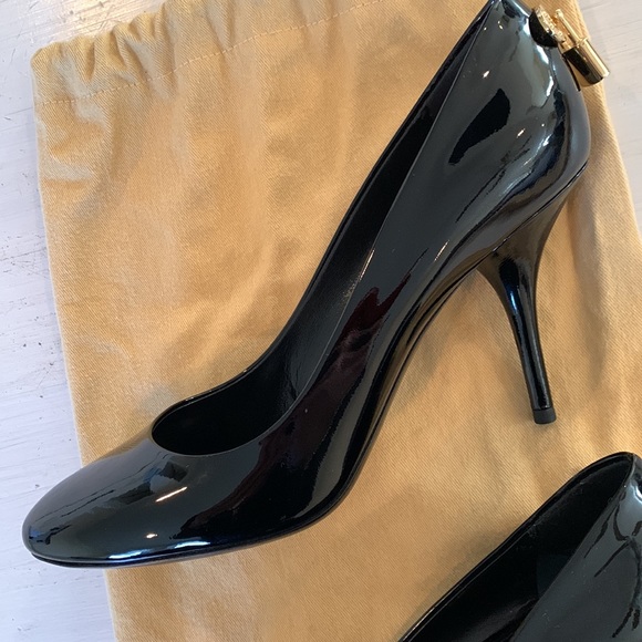 Loius Vuitton black leather pumps with round toe and signature hardware. Size 38 - Picture 8 of 16